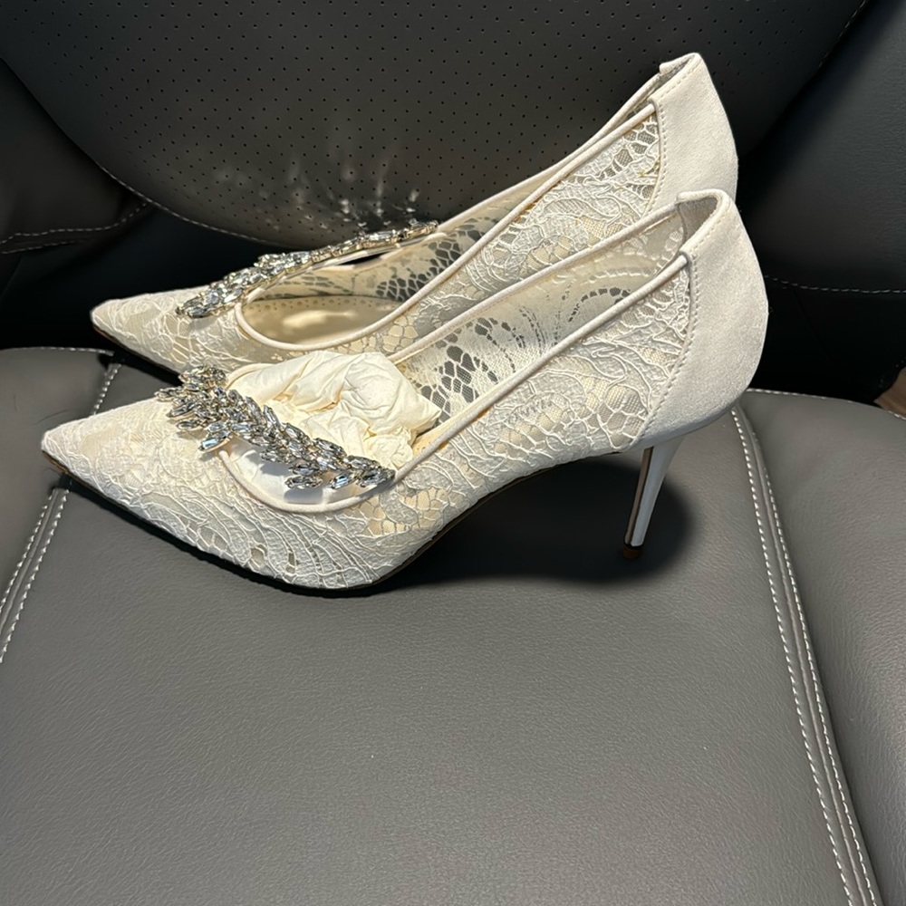 Manolo Blahnik White Lace Crepe And Crystal Nadira Pumps Size 38.5 8.5 - Picture 2 of 7